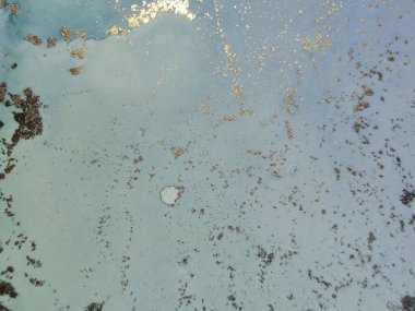 Yeşil Alkol Mürekkebi Mermeri. Parlak Sulu Suluboya. Mavi Gradyan Suluboya. Altın Mermer Arkaplan. Folyo yağlı boya. Beyaz Su Renk Tablosu. Jeot Şablonu. Modern Soyut Resim.