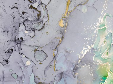 Mavi Alkol Mürekkebi Mermeri. Hafif Zarif Doku. Altın mürekkep boyası. Yeşil Alkol Mürekkebi. Altın Mermer Suluboya. Modern Soyut Şablon. Ametist Gradyan Arkaplanı. Mavi Su Renk Tablosu.