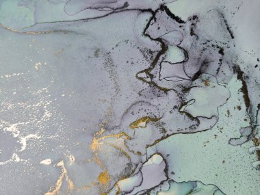 Altın Alkol Mürekkebi Mermeri. Mor Gradyan Suluboya. Mavi Sanat Boyası. Yeşil Alkol Mürekkep Suluboya. Altın Mermer Arkaplan. Akıcı Zarif Parıltı. Mavi Su Renk Tablosu. Modern Soyut Resim.