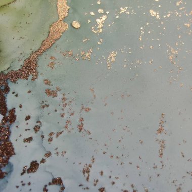 Altın rengi mermer. Altın Alkol Mürekkebi Mermeri. Foil Gradyan Suluboya. Bakır Alkol Mürekkep Arkaplanı. Mavi Yağlı Boya. Yeşil Mermer Arkaplan. Akıcı Zarif Parıltı. Modern Soyut Şablon.