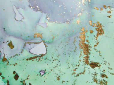 Altın Alkol Mürekkebi Mermeri. Altın rengi tuval. Modern Soyut Şablon. Yeşil Alkol Mürekkebi. Mavi mürekkep boyası. Akıcı Zarif Parıltı. Mavi Mermer Arkaplan. Lavanta Doğu Suluboya.