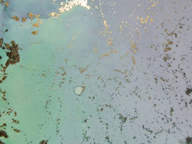 Mavi Alkol Mürekkebi Mermeri. Yeşil Su Rengi Arkaplanı. Mavi Mermer Arkaplan. Altın Sanat Boyası. Jeodot Zarif Doku. Modern Soyut Şablon. Altın rengi tuval. Lavanta Gradyan Suluboya.