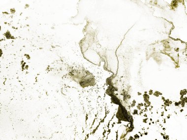 Altın rengi Grunge. Folil Oriental Arkaplan. Su Boyası Arkaplanı. Sıvı Lüks Parlatıcı. Beyaz Parıltı Arkaplanı. Altın Lüks Soyut Şablon. Altın Sanat Boyası. Parlak Alkol Mürekkebi Grunge.