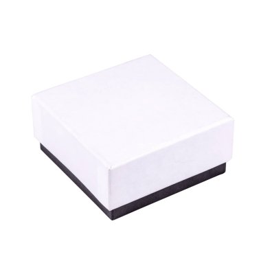 Siyah hediye kutusu olan beyaz, dikdörtgen, kapalı ve beyaz arka planda izole edilmiş.