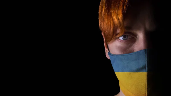 Retrato Una Niña Una Máscara Los Colores Bandera Ucrania Amarillo — Foto de Stock