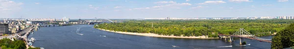 乌克兰基辅市夏季全景 第聂伯河 横跨河流和海岸线的桥梁 — 图库照片