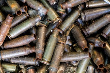 5.45 kalibrelik mermiler, AK-74 5.4539mm 'lik mermiler, pas ve erozyon izleri görülebilir, arka plan