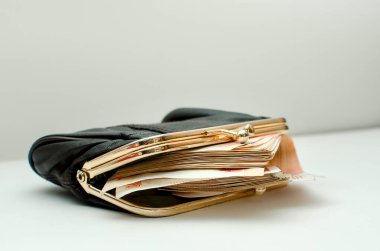 Nakit 5000 Rus rublesi. Bir cüzdanda bir tomar banknot. Boşluğu kopyala.