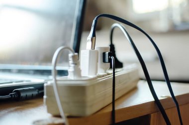 Çeşitli şarj ve aygıtlara bağlı kirli dahili soket