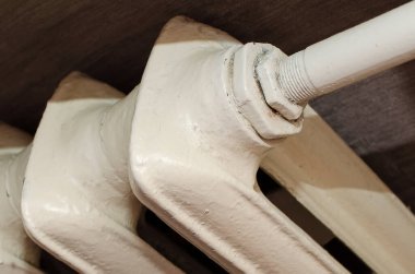 Bir dairede beyaz dökme demir bir pil parçası. Kışın konut binalarının ısıtılması.