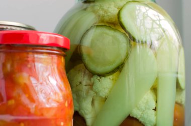 Konserve sebze. Domates, salatalık, karnabahar, dolmalık biber. Kapaklı cam kavanoz.