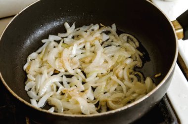 Soğan tavada kızarır.