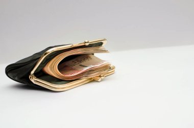 Kahverengi deri cüzdanda bir sürü Rus banknotu var. Yakın plan, nötr arkaplan.