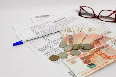 Saratov, Rusya - 26 Ekim 2021: Nakit Ruble para birimi, Rus konut ve kamu hizmetleri faturasında kirası olan nominal 5000 banknot.