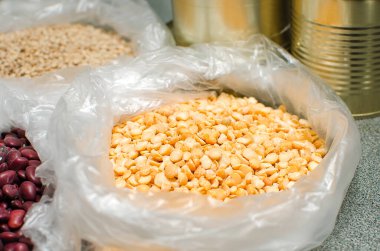 Pişirmek için kuru bezelye. Yakın çekim, sağlıklı gıda konsepti.