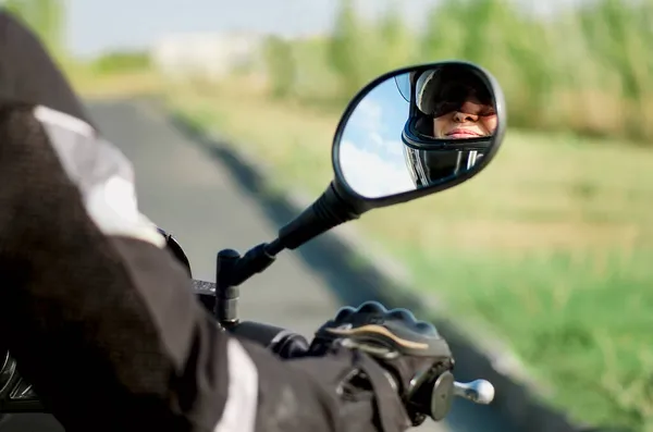 Eine Ältere Frau Fährt Motorrad Spiegelung Spiegel Beim Motorradfahren — Stockfoto