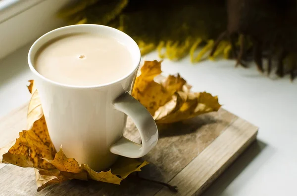 Jesień Przytulne Martwa Natura Filiżanką Kawy Mlekiem Żółte Jesienne Liście — Zdjęcie stockowe