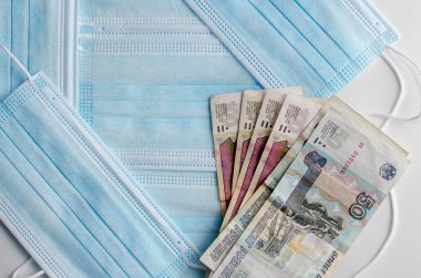 Yüz maskesi ve Rus banknotları - Corona virüsü salgını sırasında ticaret konsepti.