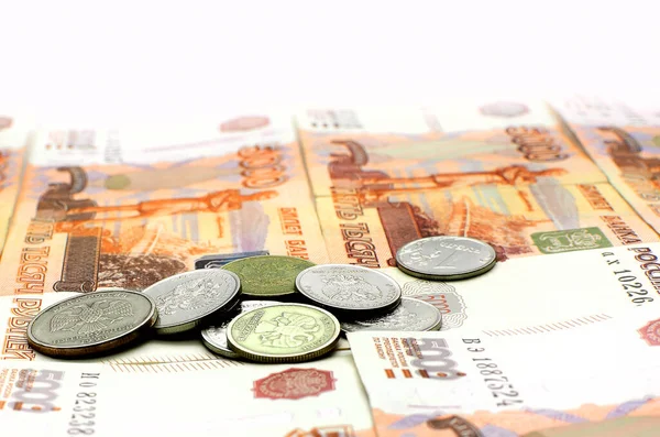 Cinco Milésimas Billetes Una Mesa Junto Con Monedas Diferentes Denominaciones — Foto de Stock
