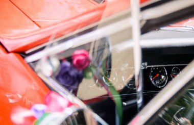 Araba dekorasyonundaki gösterge paneli düğün çiçekleri