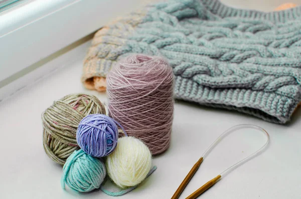 Home Hobbies Cozy Knitted Sweaters Ball Yarn Windowsill — Stock Photo, Image