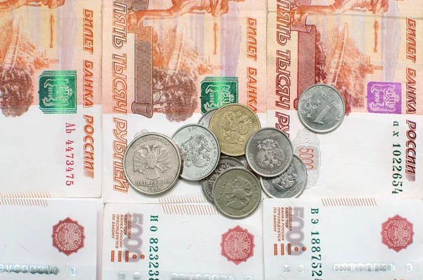Monedas Cinco Mil Billetes Rusos Primer Plano Vista Superior Fondo — Foto de Stock