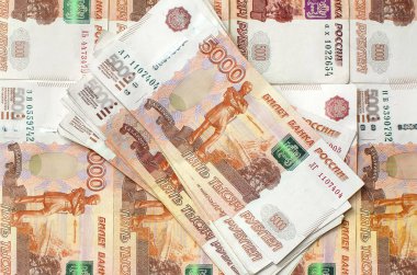 Arka planda beş bin Rus rublesi yığını var. İş ve finans kavramı.