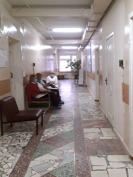 Saratow Rosja Stycznia 2021 Sala Miejskiej Polikliniki Ludzie Czekają Wizytę — Zdjęcie stockowe