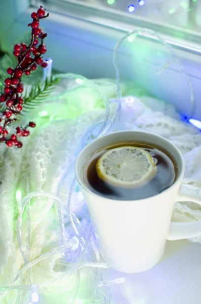 Herbata Cytryną Filiżance Tle Lampek Świątecznych Piękna Świąteczna Martwa Natura — Zdjęcie stockowe