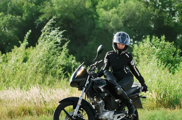 Piękny Rowerzysta Kobieta Siedzi Motocykl Leśnej Drodze — Zdjęcie stockowe