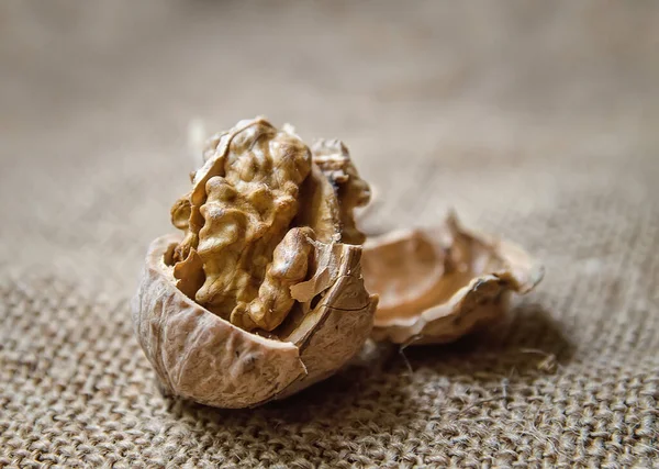 Soyulmuş ceviz, yakın plan. Sağlıklı ve lezzetli yiyecekler..