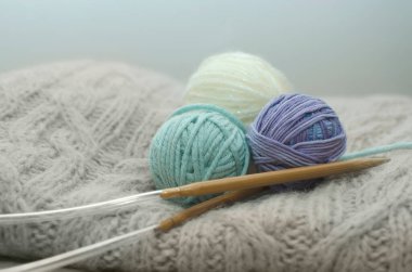 Doğal yün iplik ve örgü nötr arkaplanda.