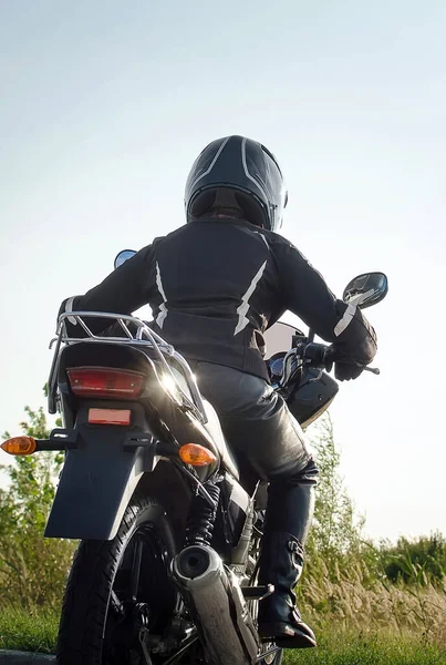Kobieta Motocyklista Podróżuje Motocyklu Fotografia Pionowa — Zdjęcie stockowe