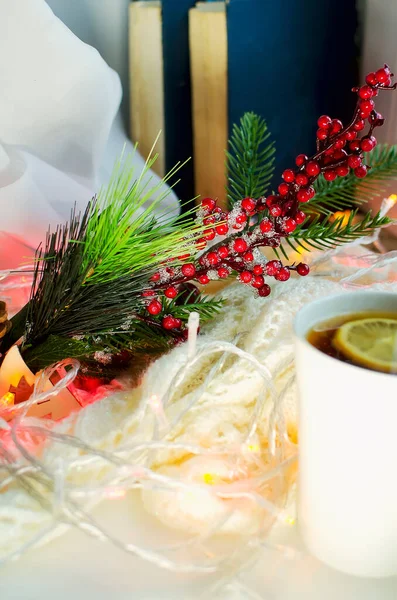 Świąteczna Martwa Natura Gałąź Świerkowa Dekoracjami Czerwone Jagody Ozdobne Herbata — Zdjęcie stockowe