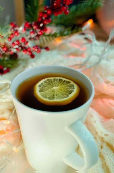 Filiżanka Herbaty Cytryną Tle Świątecznych Dekoracji Świąteczna Girlanda Światłami — Zdjęcie stockowe