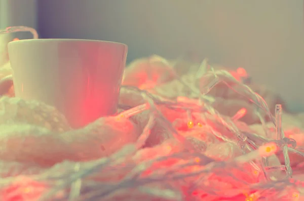 Filiżanka Herbaty Lub Kawy Tle Świątecznych Kolorowych Świateł Girlandy Przytulny — Zdjęcie stockowe