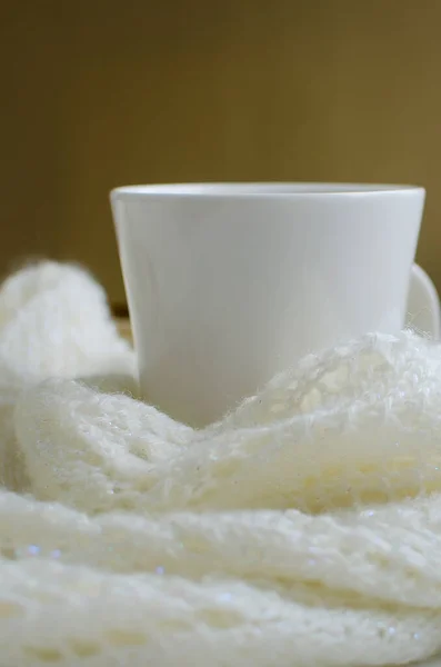 Kopje Warme Thee Verpakt Een Warme Witte Sjaal Herfst Achtergrond — Stockfoto
