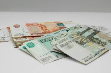 Rus banknotları 50, 1000 ve 5000 ruble değerinde. Beyaz tarafsız arkaplan.