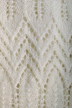 Kendi kendine örgü deseni, beyaz yapraklar, dantel kumaş, el yapımı açık iş. Dikey fotoğrafçılık.