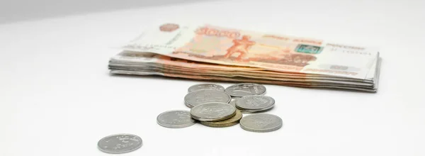 Monedas Hierro Junto Una Pila Cinco Mil Billetes Dinero Ruso — Foto de Stock