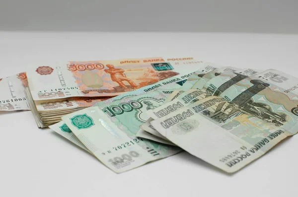 Rus banknotları 50, 1000 ve 5000 ruble değerinde. Beyaz tarafsız arkaplan.