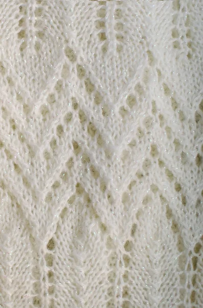 Kendi kendine örgü deseni, beyaz yapraklar, dantel kumaş, el yapımı açık iş. Dikey fotoğrafçılık.