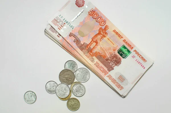 Monedas Hierro Junto Una Pila Cinco Mil Billetes Dinero Ruso — Foto de Stock