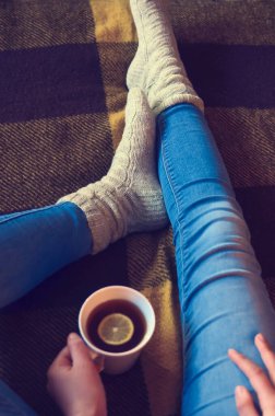 Ayaklar kendi kendine örülmüş yün çoraplar giyerler. Yaşam tarzı kavramı, yakın plan..