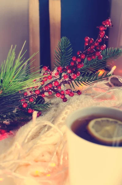 Чашка Чая Лимоном Фоне Рождественских Украшений Праздничная Гирлянда Огнями Тонированное — стоковое фото
