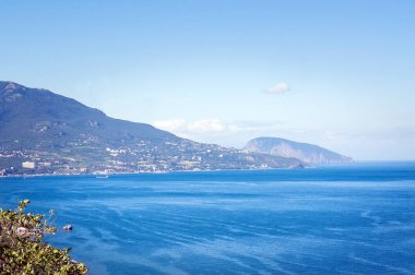 Yalta, Rusya kıyılarının panoramik manzarası. Güzel deniz manzarası.