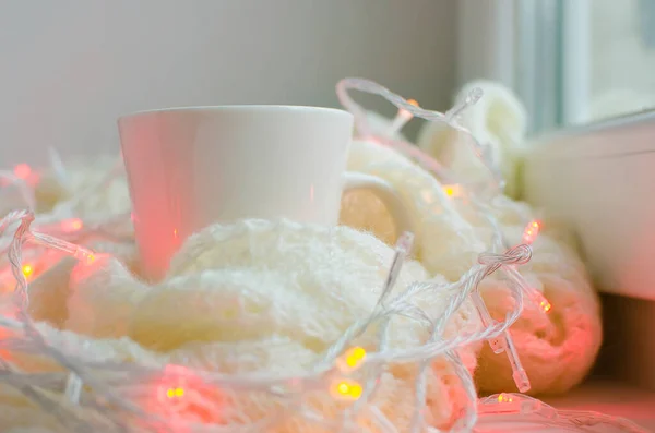 Filiżanka Kawy Lub Herbaty Ciepły Biały Szalik Lampki Świąteczne Piękne — Zdjęcie stockowe