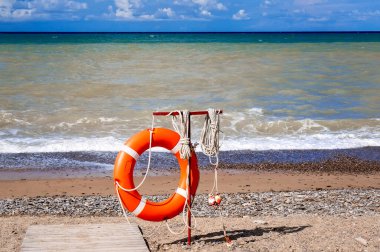 Turuncu can simidi, deniz sahiline yakın çekim. Yaz tatili kavramı. Deniz Sıcaklığı