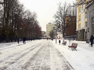 Saratov, Rusya - 16 Mart 2018: İnsanlar bir kış günü yayaların üzerinde yürür.