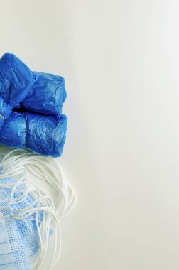 Tıbbi maskeler ve ayakkabı kılıfları. Tıbbi sağlık koruması. COVID-19 salgını. Koronavirüs salgını sırasında hijyen kuralları.